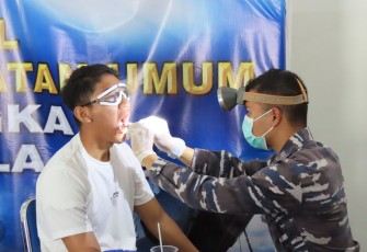Lanal Ranai Laksanakan Bakti Sosial Pemeriksaan Kesehatan Siswa SMA 1 dan 2