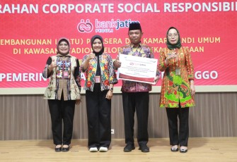 Bank Jatim secara resmi telah menyerahkan CSR ke dua Pemerintah Kabupaten (Pemkab) sekaligus pada hari Kamis (19/6). 