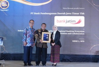 Penghargaan diterima oleh Vice President Manajemen Risiko Bank Jatim Wawan Budi R. pada hari Selasa (24/6).