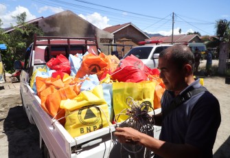 Pemerintah melalui BNPB mengirim bantuan berupa sembako, dan hygiene kit ke lokasi pengungsian yang terletak di Kecamatan Batang Anai, Kabupaten Padang Pariaman, Sumatera Barat, Senin (1/12).