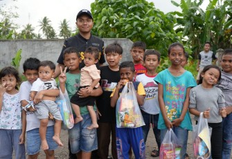 Bea Cukai Lhokseumawe hadir menyalurkan bantuan kemanusiaan kepada para pengungsi. 
