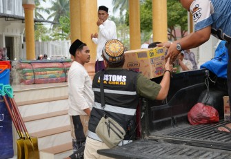 Relawan Bea Cukai saat Salurkan Bantuan kemanusiaan ke Dayah Darul Muttaqin, Kecamatan Lapang, Jumat (26/12/2025).