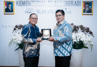 Wakil Menteri Transmigrasi Viva Yoga Mauladi saat menerima kunjungan kerja Bupati Gorontalo Utara Thariq Modanggu.