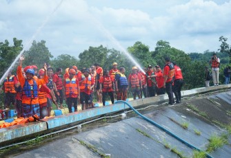 Demo pengoperasian alkon dalam pelatihan water rescue yang diselenggarakan oleh BPBD Karanganyar di Waduk Delingan, Rabu (26/2/2025)
