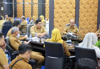 Bupati Bintan, Robby Kurniawan saat Ikuti Zoom Meeting Bersama Mendagri