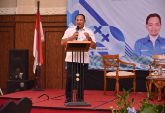 Bupati Karanganyar, Rober Christanto, memberikan sambutan dalam acara pembukaan Pameran Solo Raya Trade, Tourism, and Investment (STTI) Expo 2025, Kamis malam (31/72025), di De’ Colomadu, Karanganyar.