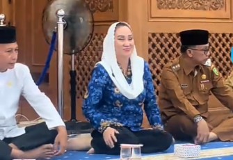 Bupati Natuna, Cen Sui Lan didampingi oleh Wakil Bupati Natuna, Jarmin Sidik menyambut secara langsung kepulangan 57 orang jamaah haji.