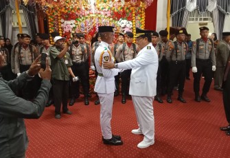 Bupati Aceh Singkil, H.Safriadi Oyon, SH saat mengukuhkan Paskibraka di Pendopo Bupati, Sabtu sore, (16/8/2025).