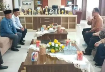 Bupati Pasaman Welly Suhery saat terima kunjungan Kepala Balai POM Wilayah Payakumbuh, Dio Ramondrana.