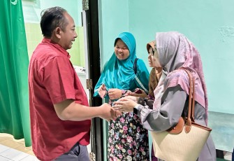 Bupati Rober Christanto di RSUD Karanganyar, Jumat (2132025) petang, saat menemui keluarga para korban peristiwa pohon tumbang di Alun-alun Karanganyar.