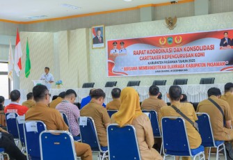 Bupati Welly saat membuka Rapat Koordinasi dan Konsolidasi Caretaker Kepengurusan KONI Kabupaten Pasaman di Aula Lantai III Kantor Bupati Pasaman, Selasa (9/12/2025).