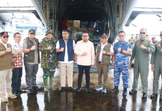 Pesawat Angkut TNI AU Membawa Bantuan Bagi Warga Korban Banjir dan Longsor di Padang