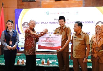 Penyerahan CSR secara simbolis oleh Direktur IT, Digital, dan Operasional Bank Jatim Zulhelfi Abidin kepada Wakil Bupati Trenggalek Syah Mohammad Natanegara di Pendopo Trenggalek.