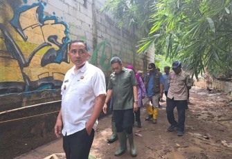 Wakil Wali Kota (Wawalkot) Depok, Chandra Rahmansyah melakukan kunjungan ke wilayah permukiman warga RW 01 dan RW 02 Kelurahan Pondok Cina (Pocin), Kecamatan Beji, Selasa (04/03/25).