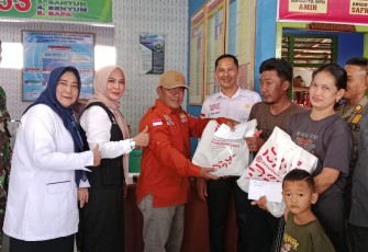 Camat Semendawai Barat saat Berbagi Kue Lebaran