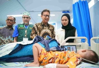 Menkes Budi Gunadi Sadikin meninjau pasien pasca operasi jantung di RSUP Dr. Wahidin Sudirohusodo 