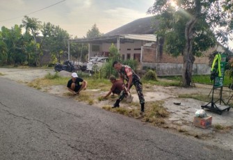 Kerja bakti bersihkan lingkungan bersama warga