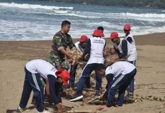 Pembersihan sampah di pantai Kili-kili Kabupaten Trenggalek 