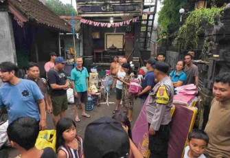 Tagana memberikan bantuan korban banjir Bali, Rabu (10/9)