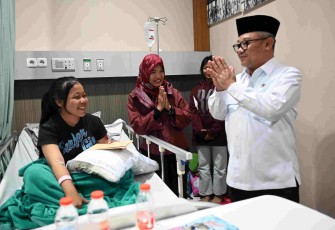 Mendikdasmen Abdul Mu'ti menjenguk murid SMKN 1 Cileungsi di rumah sakit, Kamis (11/9)