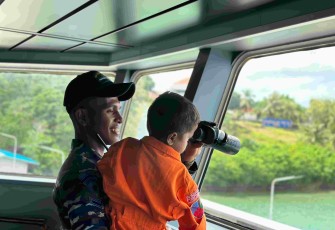 Anak TK Paud Angkasa di KRI TWD-526