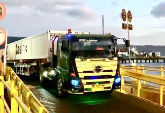 Ilustrasi truk masuk jalur khusus logistik B3