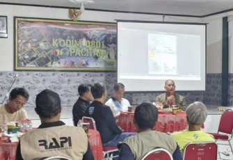 Dandim 0801/Pacitan Letkol Arh Imam Musahirul saat menyampaikan pemaparan dalam rakor PAT 2025 di Makodim, Jum'at (19/9) malam