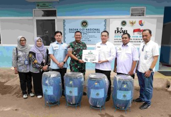 Wamen LH/Wakil Kepala BPLH Diaz Hendropriyono saat menyerahkan bantuan Tumbler di SPPG Halim, Jakarta, Jum'at (19/9)