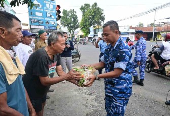 Danlanud J.B Soedirman Letkol Pnb Tatag Onne Setiawan memberikan bansos paket sayuran ke masyarakat, Senin (22/9)