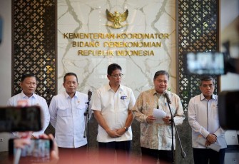 Menkop Ferry Juliantono usai rakortas Kemenko perekonomian di Jakarta, Senin (22/9)