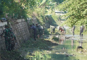 Karya bakti bersihkan lingkungan 