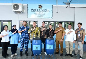 Danlanud Husein Sastranegara Kolonel Nav MD Irman Fathurrahman bersama Wamen LH Diaz Hendropriyono di SPPG Lanud Husein Sastranegara, Selasa (23/9)