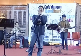 Kevin Brilli saat melantunkan salah satu tembang lawas, Selasa (23/9)