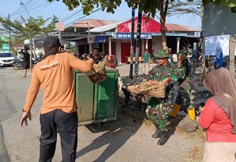 Bakti Teritorial Prima Bersihkan Sampah di Pasar Sindon