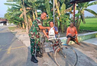 Pasi Puanter Korem 081/DSJ Mayor Arm Timbul Moedjihartoyo saat menyalurkan bansos, Kamis (25/9)
