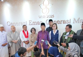 Menag Nasaruddin Umar saat menyampaikan keterangan pers usai menghadiri doa bersama yang diikuti ribuan peserta, di Jakarta, Jumat (26/9/2025)