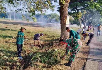 Bersihkan jalan desa bersama warga binaan