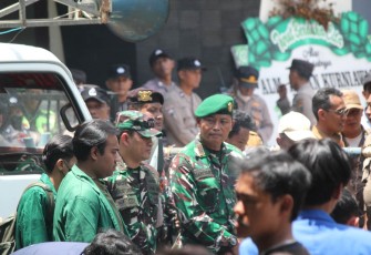 Pengamanan aksi demo di Gedung DPRD Kabupaten Trenggalek 