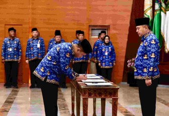 Sekjen Kemendagri Tomsi Tohir saat melantik pejabat di Jakarta, Selasa (30/9)