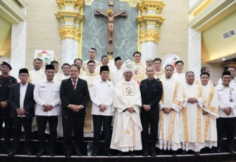 Menag Nasaruddin Umar foto bersama dalam acara Tahbisan Imam di gereja ST Paroki Kelapa Dua, Kota Depok, Senin (29/9)