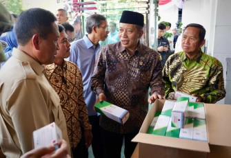 Menkop Ferry Juliantono saat menerima hibah obat-obatan dari Kemhan RI di Jakarta, Rabu (1/10)