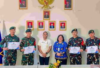 Satgas Pamtas RI-RTDL Sektor Barat SSK 3 Pos Wini menerima penghargaan Kepala PLBN Wini