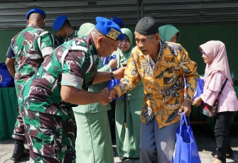 Dandenpom V/1 Madiun Letkol Cpm Juni S. Kurniawan memberikan bansos, Jum'at (3/10)