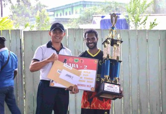 Dankopaska 3 Letkol Laut (S) Taufan memberikan trophy juara 