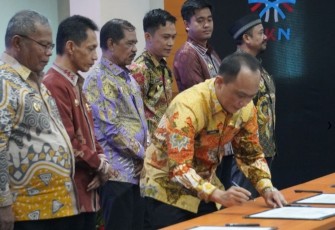 Kepala BKN Prof Zudan Arif Fakhrulloh saat menandatangani komitmen Penerapan Manajemen Talenta di Jakarta, Kamis (2/10)