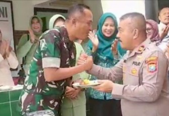 Danramil 06/Lubuk Pakam Kapten Inf Warsito menerima nasi tumpeng, Senin (6/10)