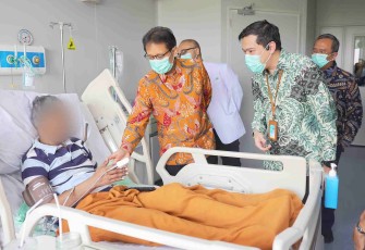Menkes Budi Gunadi Sadikin menjenguk pasien transplantasi hati di RS Fatmawati Jakarta, Rabu (8/10)