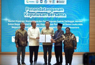Penandatanganan dilakukan oleh Menteri Koperasi, Menteri Dalam Negeri, Menteri Desa dan Pembangunan Daerah Tertinggal (PDT), Menteri Keuangan, Kepala Badan Pengatur (BP) BUMN, dan Kepala Badan Pengelola Investasi Daya Anagata Nusantara (BPI Danantara).