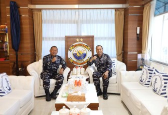 Pangkolinlamil Laksda TNI Rudhi Aviantara bersama Pangkoarmada II Laksda TNI Gung Putu Alit Jaya di Mako Koarmada II Surabaya, Jum'at (10/10)