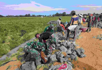Pengerjaan jalan penghubung Desa Tope Jawa